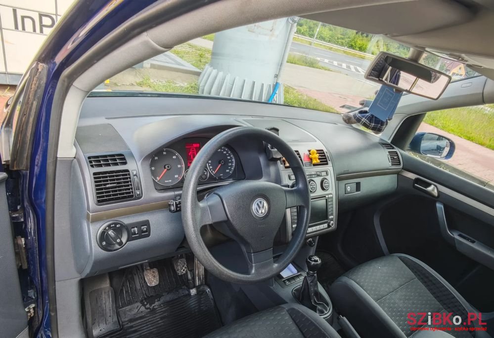 2007' Volkswagen Touran 2.0 Tdi Highline photo #2