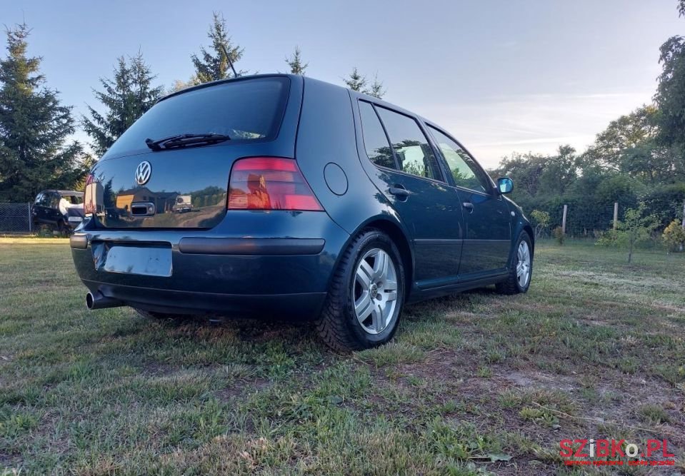 2001' Volkswagen Golf photo #3