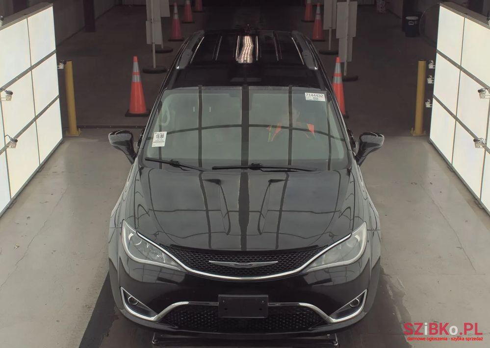 2018' Chrysler Pacifica photo #2