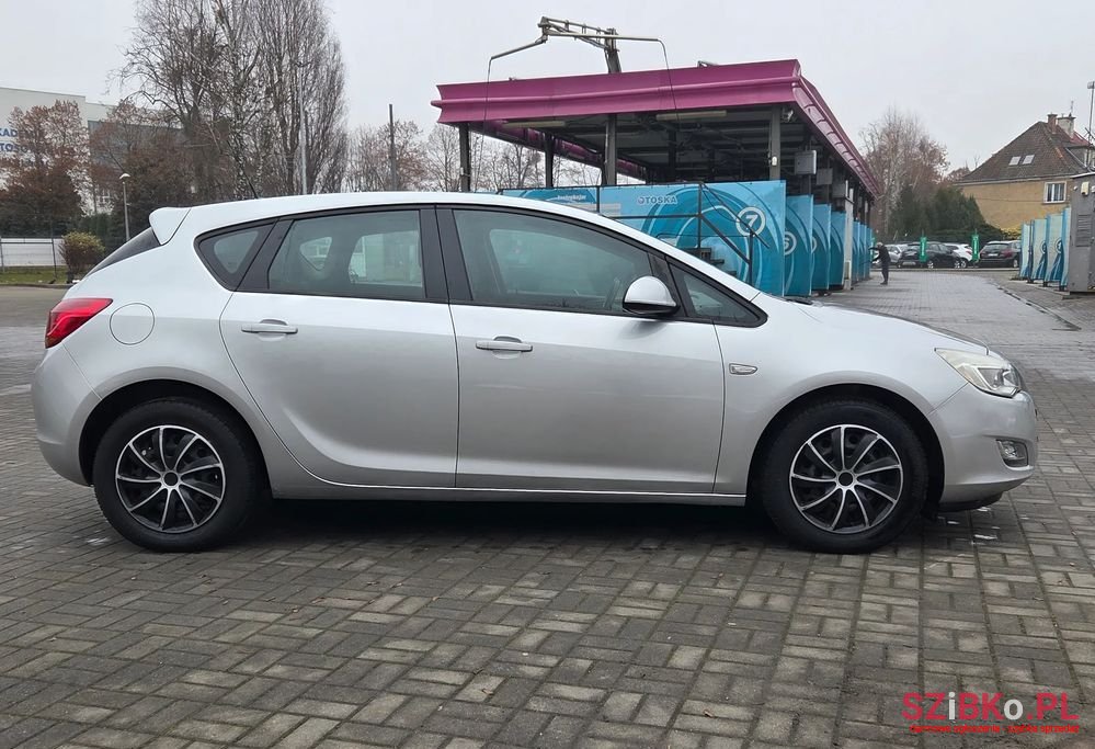 2010' Opel Astra 1.6 Active photo #3