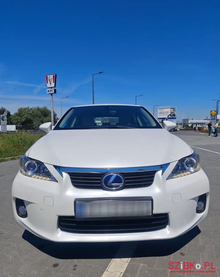 2011' Lexus CT 200H photo #3