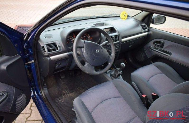 2001' Renault Clio photo #1