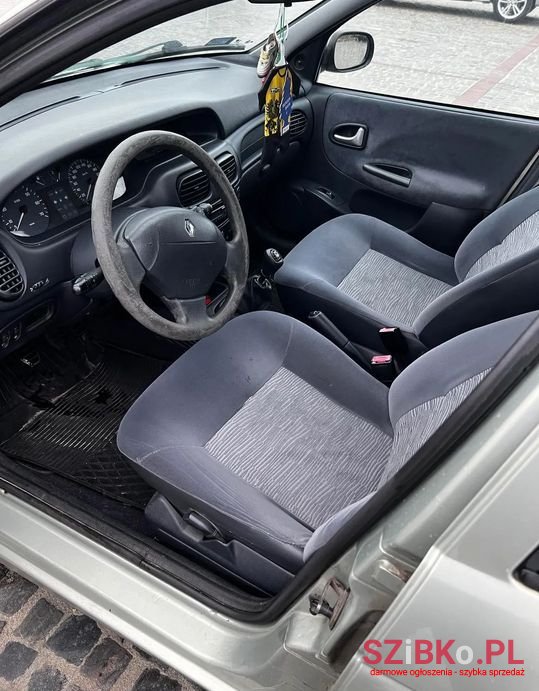 2002' Renault Megane photo #4