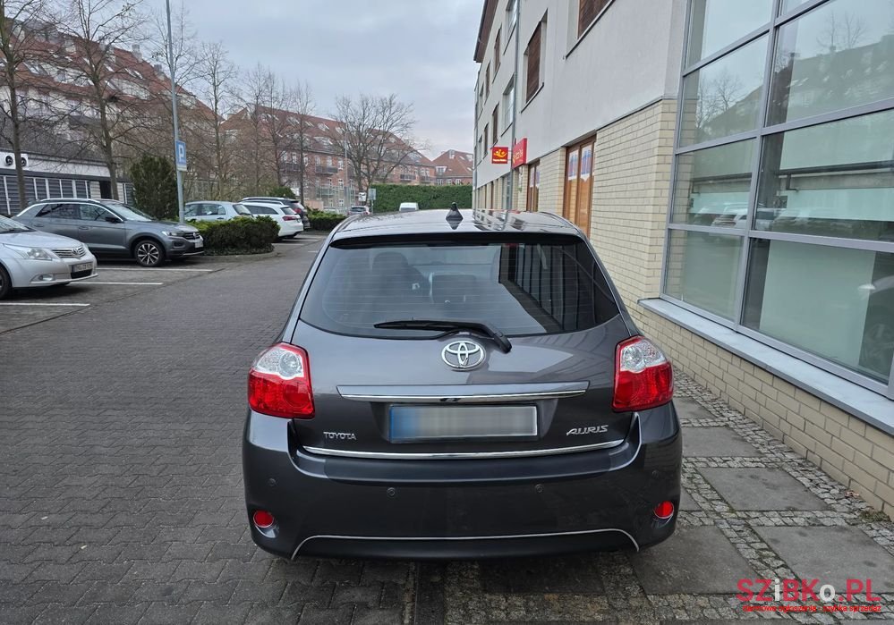 2011' Toyota Auris photo #6