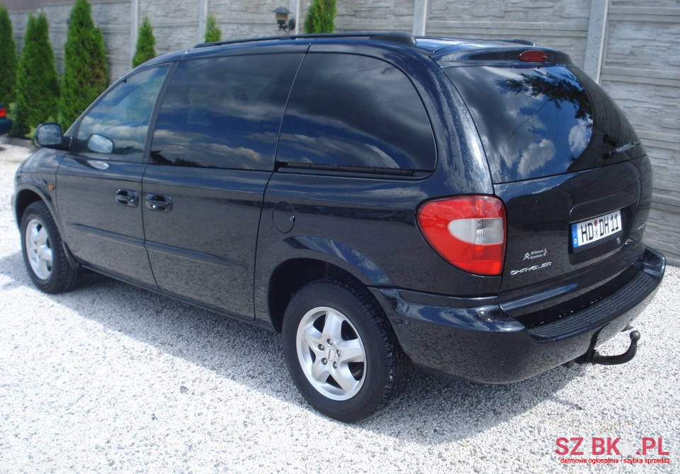 2003' Chrysler Voyager photo #2