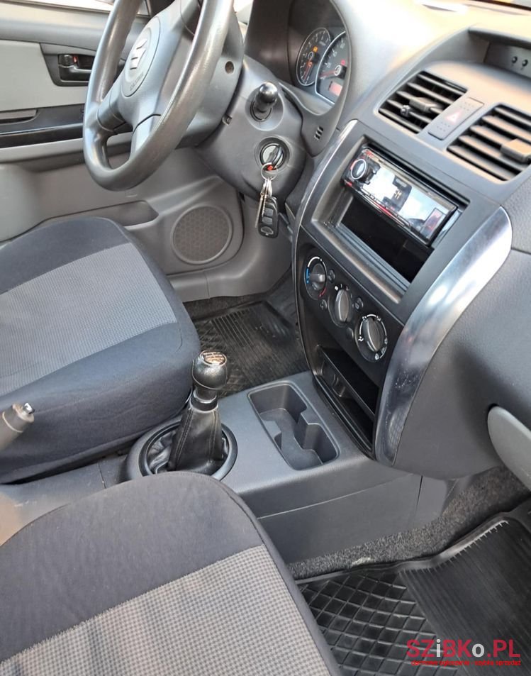 2010' Suzuki SX4 photo #6