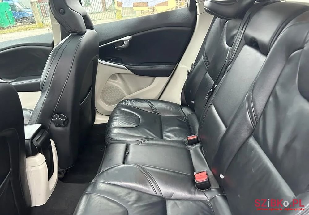 2013' Volvo V40 D2 Summum photo #3