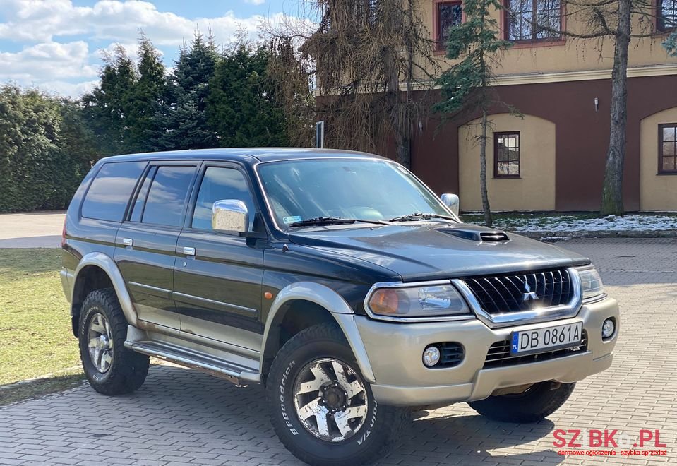 2004' Mitsubishi Pajero photo #3