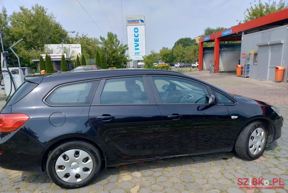 2010' Opel Astra 1.6 Sports Tourer photo #3