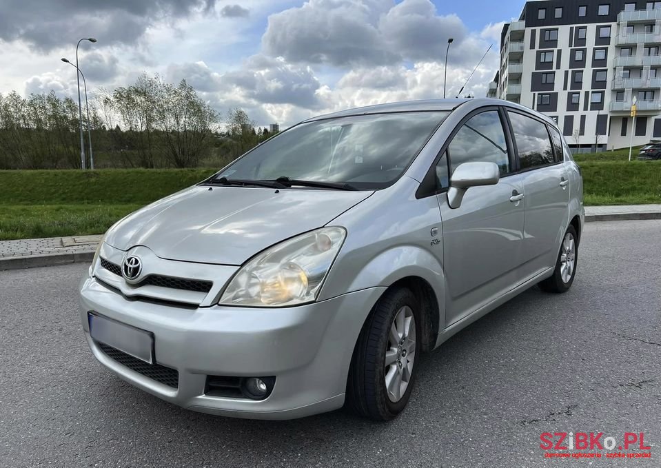 2004' Toyota Corolla Verso photo #1