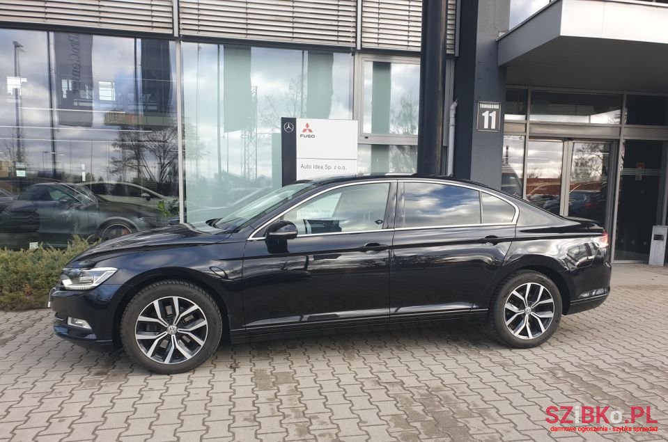 2017' Volkswagen Passat photo #2