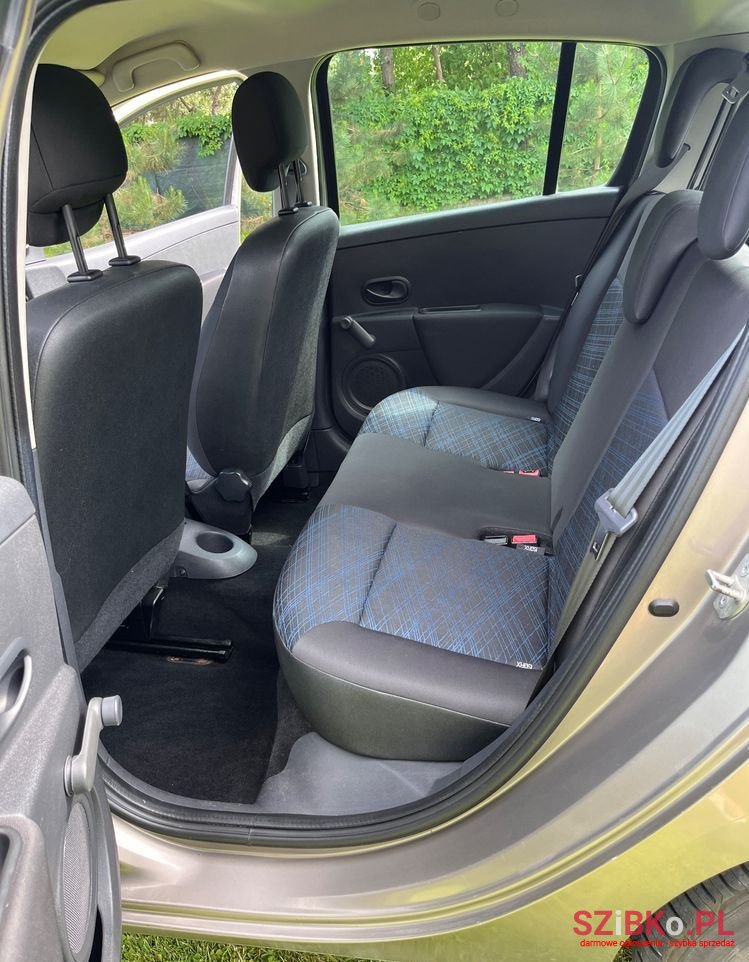 2008' Renault Clio photo #2