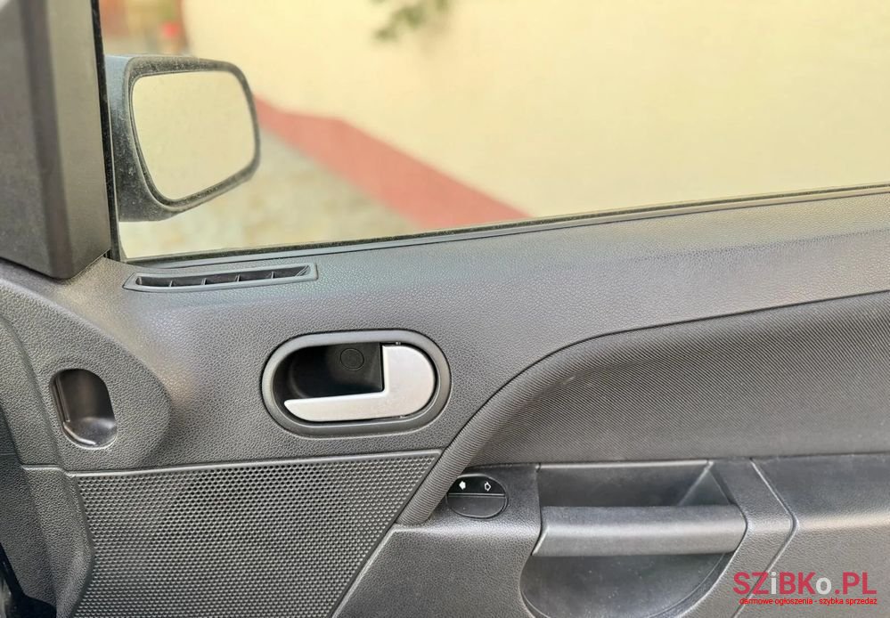 2005' Ford Fiesta 1.6 Ghia photo #2