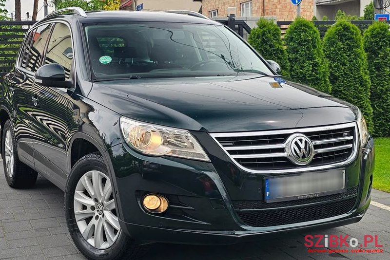 2011' Volkswagen Tiguan photo #2