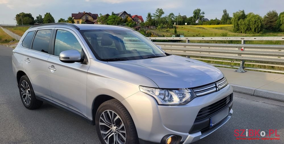 2013' Mitsubishi Outlander 2.2 Di-D 4Wd Plus photo #2