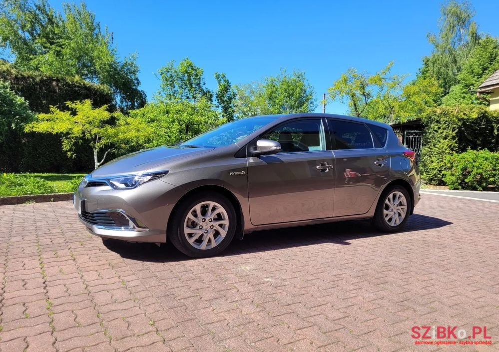 2017' Toyota Auris Hybrid 135 Selection photo #2