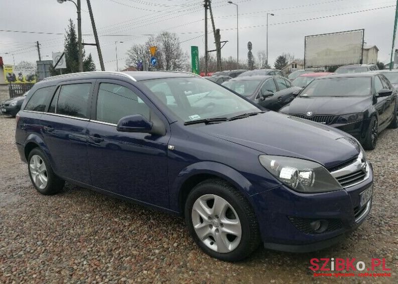 2011' Opel Astra photo #1