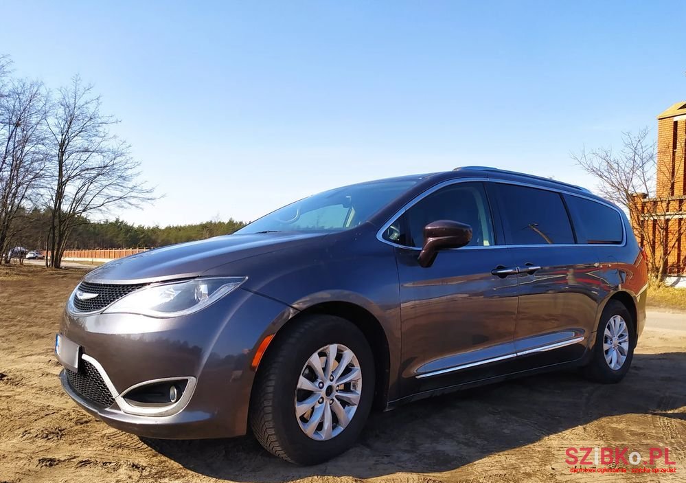2019' Chrysler Pacifica photo #4