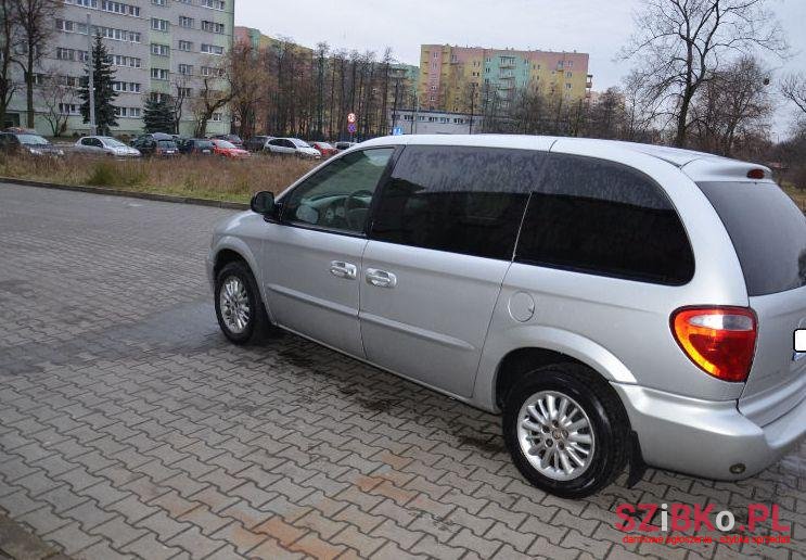 2002' Chrysler Voyager photo #1