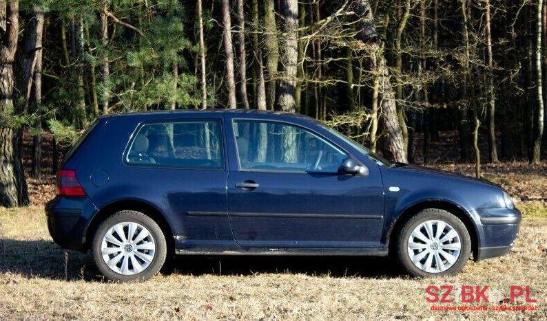 2002' Volkswagen Golf photo #1