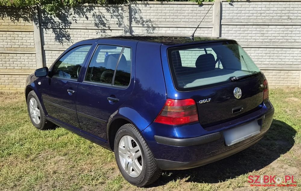 2002' Volkswagen Golf photo #3