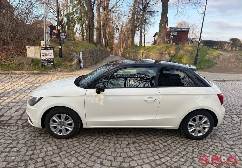 2011' Audi A1 1.6 Tdi Ambition photo #5