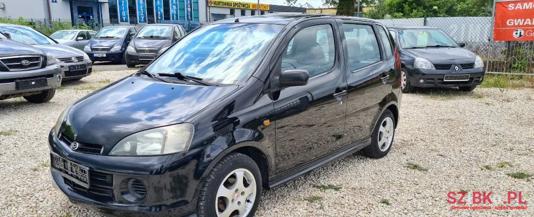 2001' Daihatsu YRV photo #2