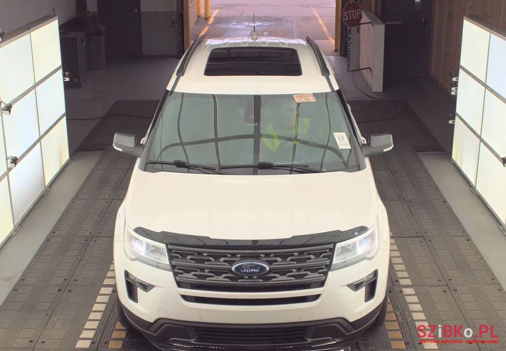2018' Ford Explorer photo #3