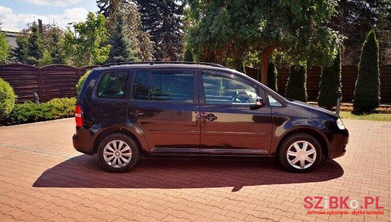 2005' Volkswagen Touran photo #2