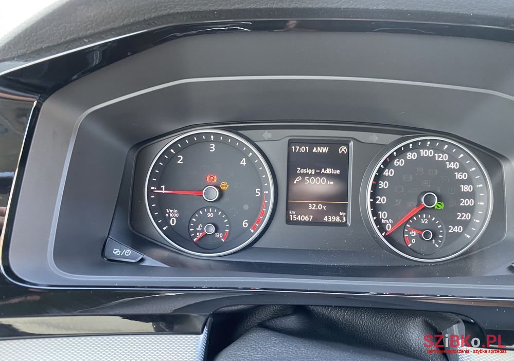 2017' Volkswagen Multivan photo #5