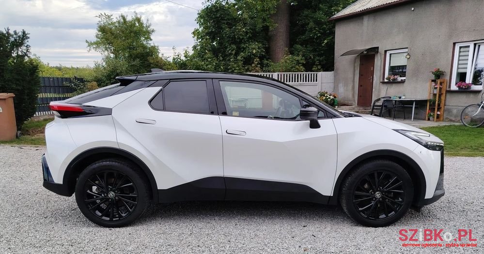 2023' Toyota C-HR photo #2