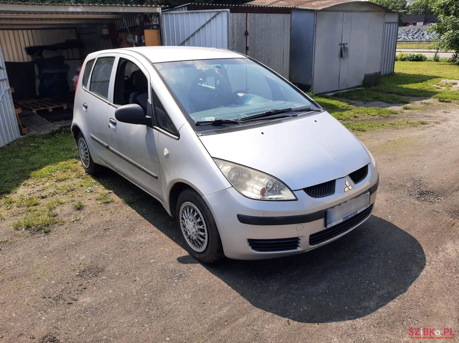 2005' Mitsubishi Colt photo #2