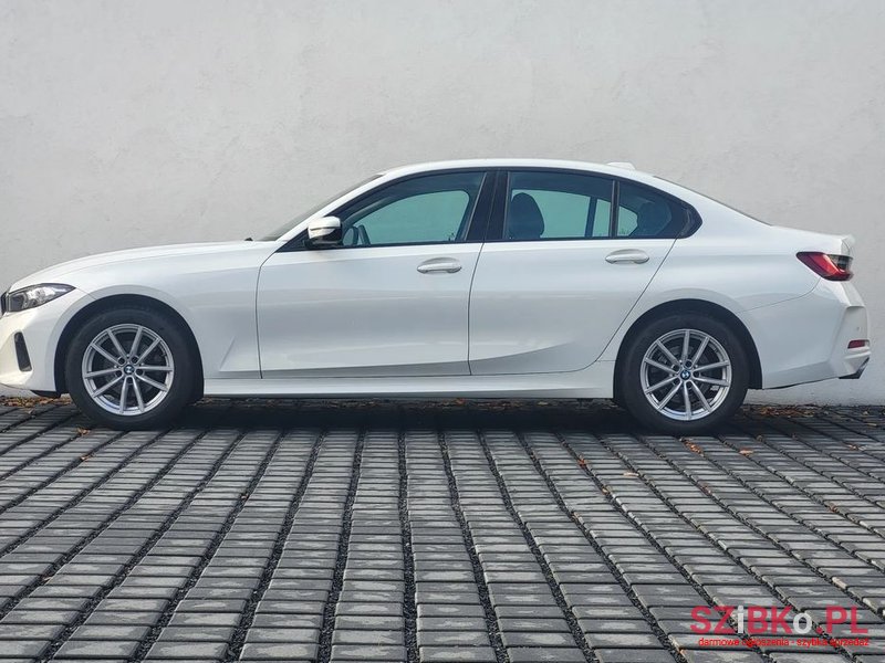 2022' BMW 3 Series 318I photo #2