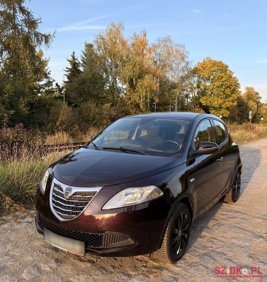 2013' Lancia Ypsilon photo #2