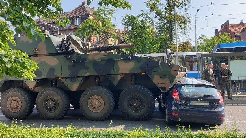 Wypadek Rosomaka we Wrocławiu. Wojskowy wóz zderzył się z autem osobowym przed mostem Zwierzynieckim