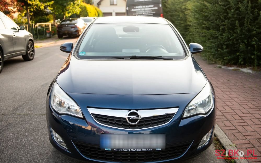 2011' Opel Astra 1.6 Ecoflex Start/Stop photo #2