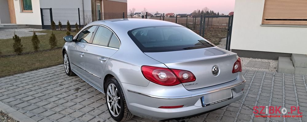 2010' Volkswagen Passat photo #3