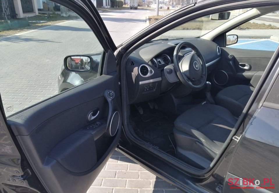 2008' Renault Clio photo #4