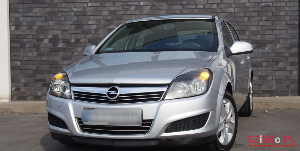 2011' Opel Astra 1.6 Enjoy photo #2