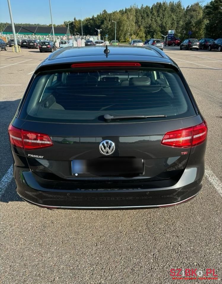 2017' Volkswagen Passat photo #2
