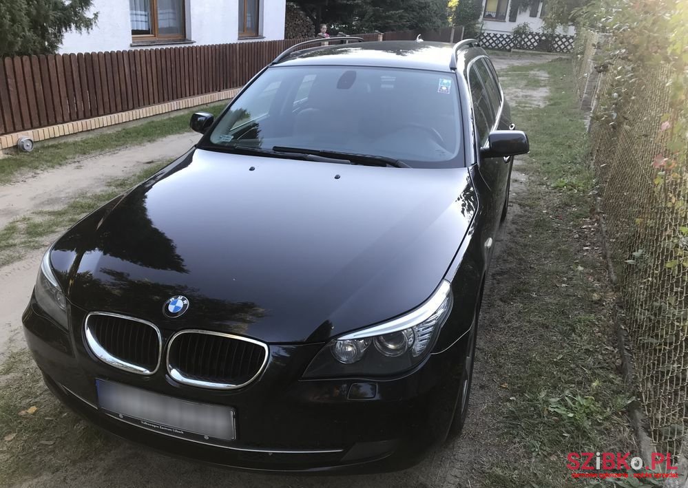 2009' BMW 5 Series 520D photo #3