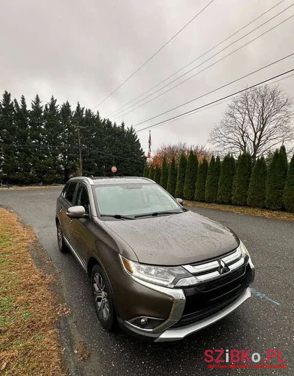 2018' Mitsubishi Outlander photo #2
