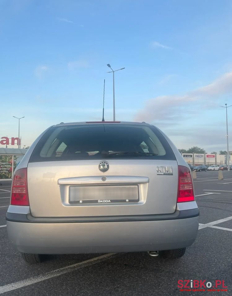 2009' Skoda Octavia 1.9 Tdi Tour photo #4