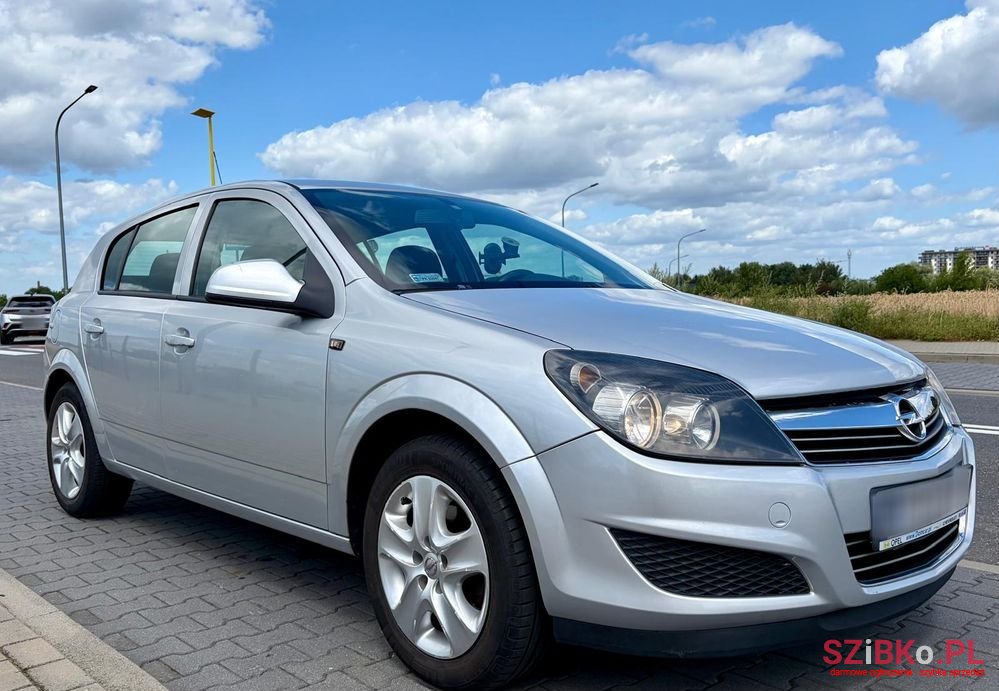 2011' Opel Astra 1.6 Enjoy photo #1