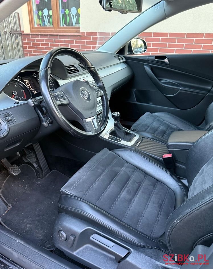 2010' Volkswagen Passat photo #5