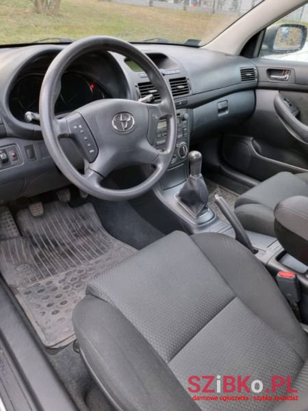 2004' Toyota Avensis photo #3