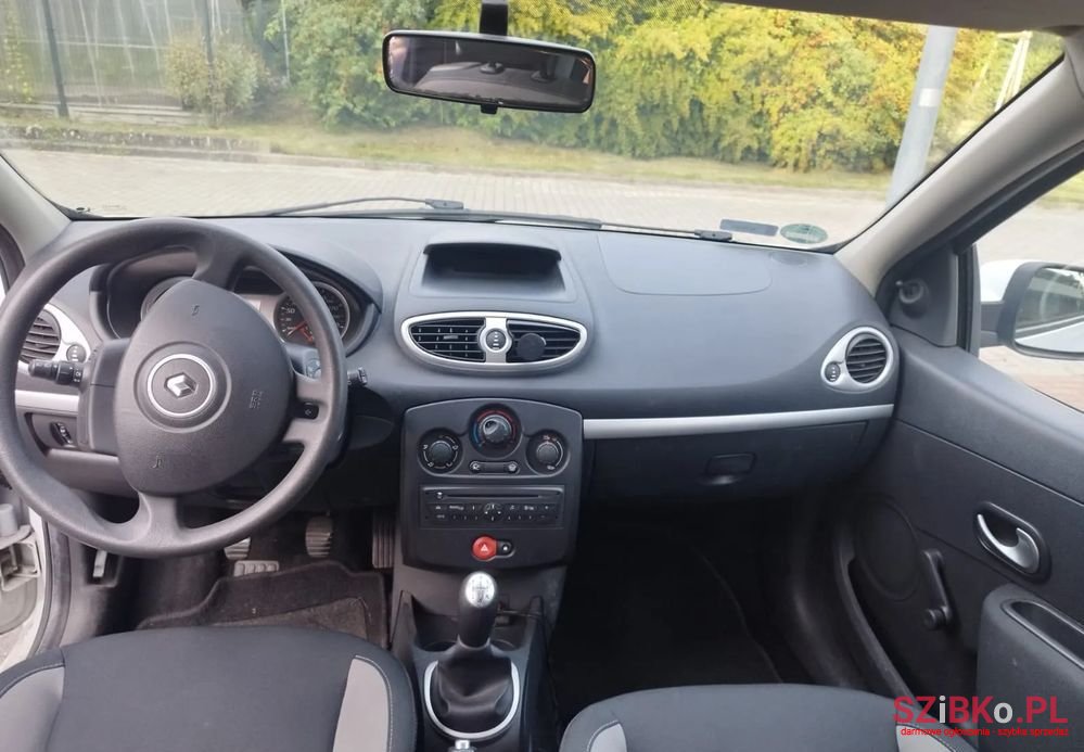 2010' Renault Clio photo #5
