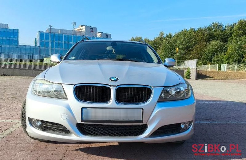 2011' BMW 3 Series 318D Touring photo #1