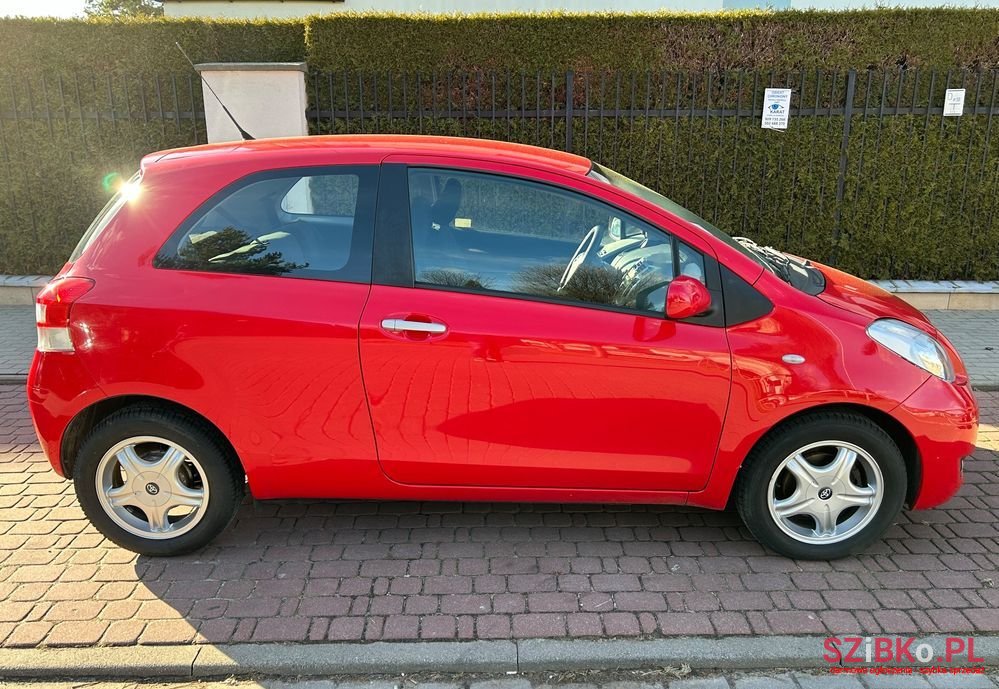 2011' Toyota Yaris photo #1