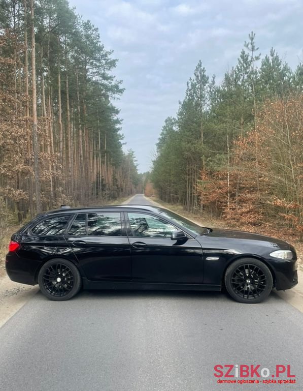 2011' BMW 5 Series 520D photo #3